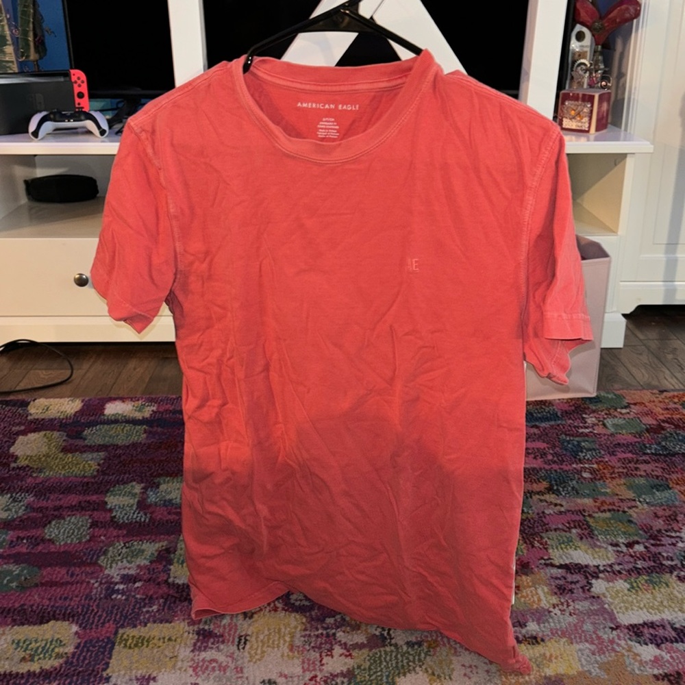 American Eagle Red/Orange T-shirt Size Small